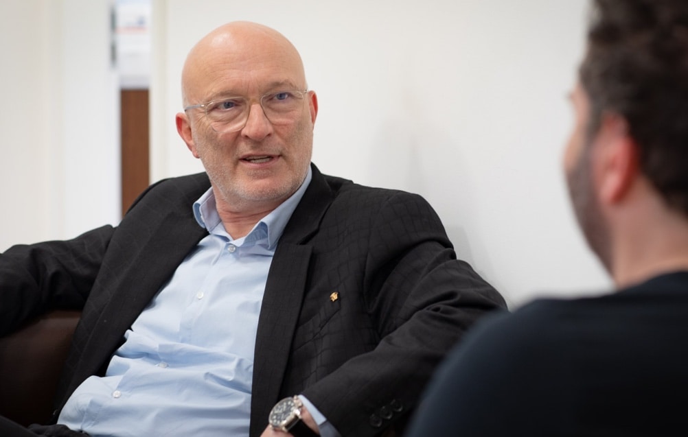 Frank &eacute;s Ben besz&eacute;lget&eacute;s k&ouml;zben.