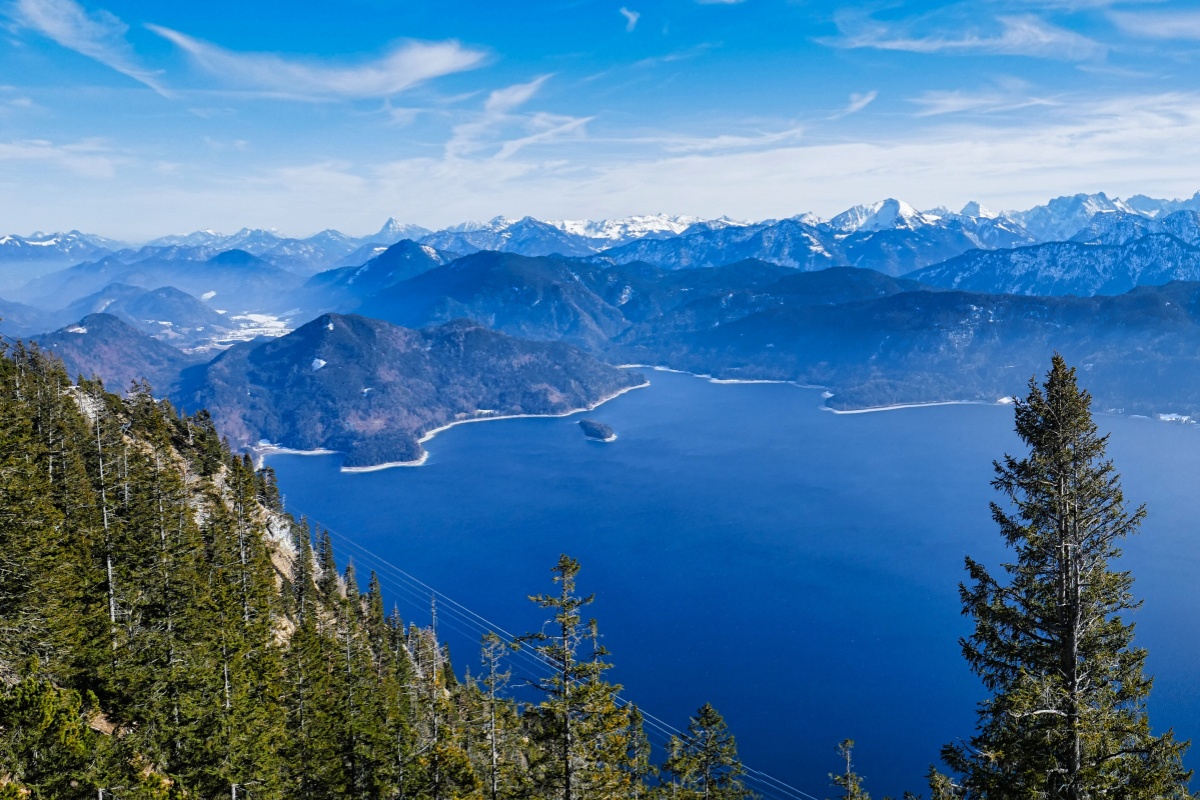 Kil&aacute;t&aacute;s a Herzogstandb&oacute;l a Walchensee-t&oacute;ra &eacute;s a k&ouml;rnyező hegyvonulatra
