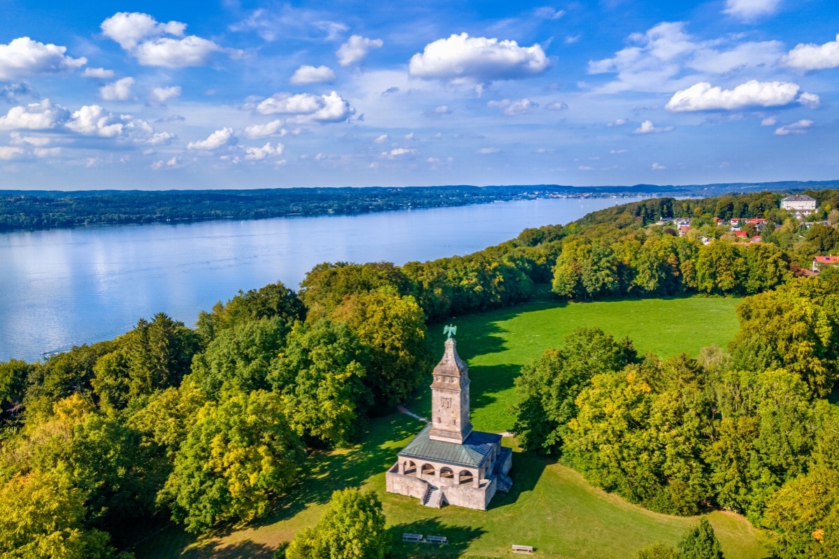 A Bismarckturm (Bismarck-torony) a Starnbergi-t&oacute; k&ouml;zel&eacute;ben Bajororsz&aacute;gban