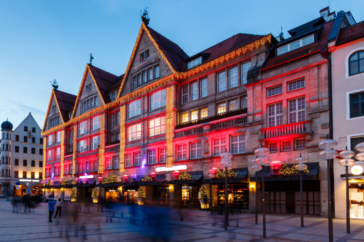 Neuhauser utca és Karlsplatz kapu Münchenben