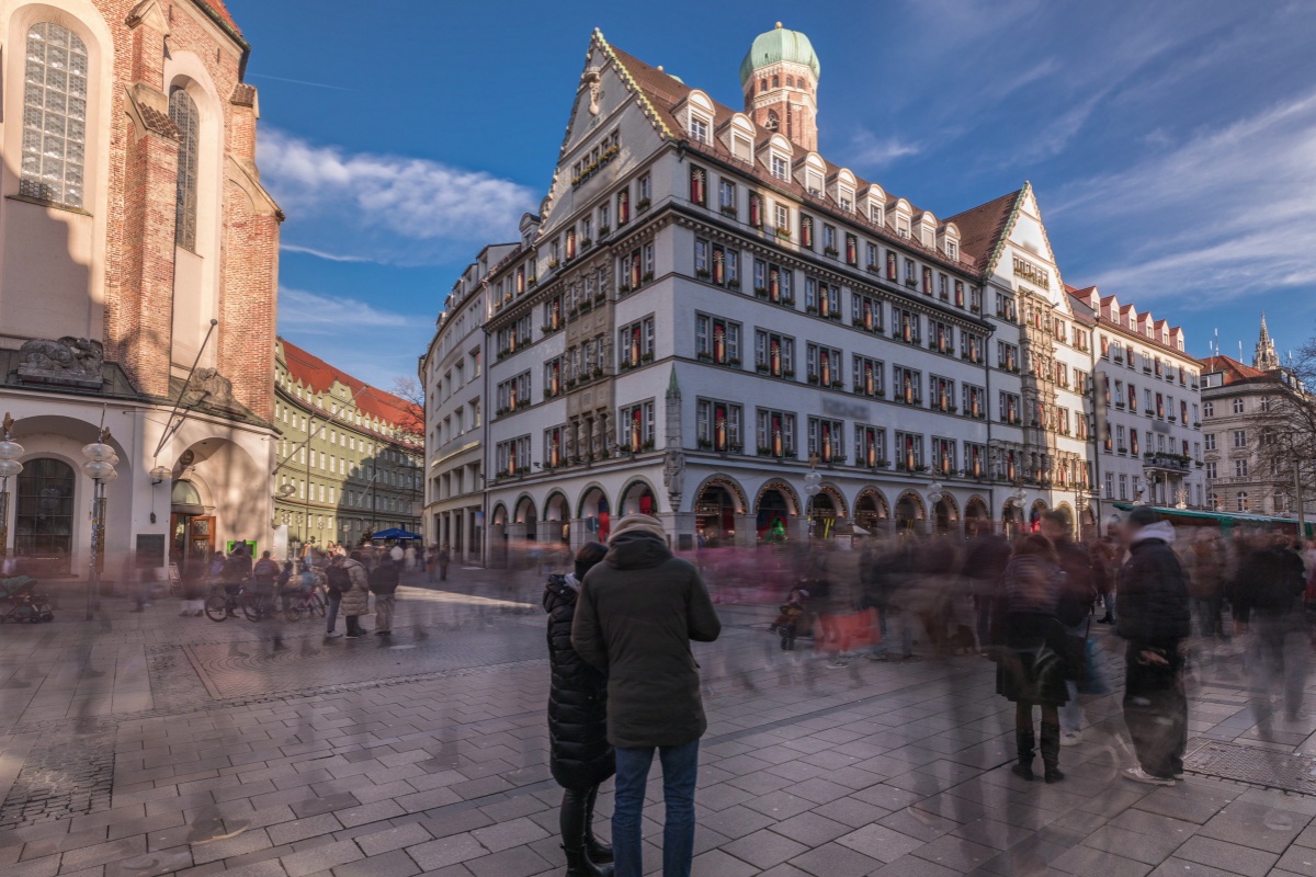 Kaufingerstrasse, bevásárlóutca és sétálóövezet München belvárosában a Marienplatz közelében