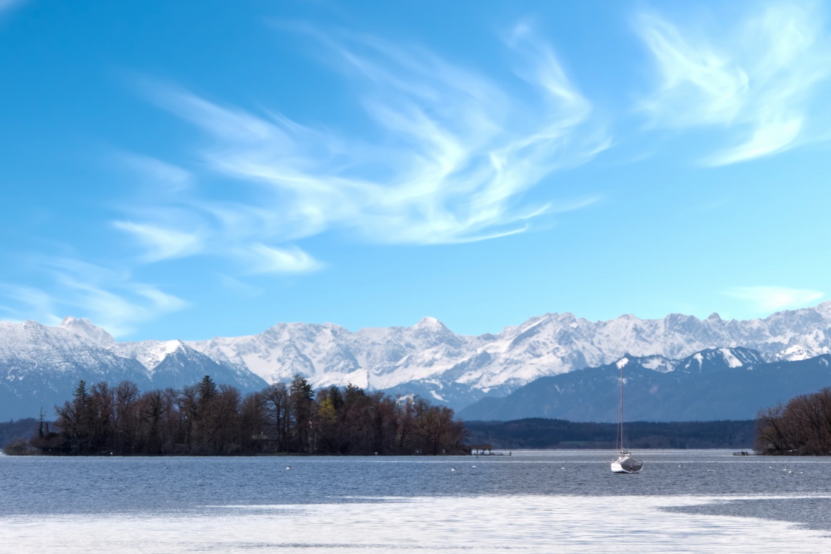 Herzogstand a Walchensee-t&oacute; &eacute;s a k&ouml;rnyező hegyvonulat felett