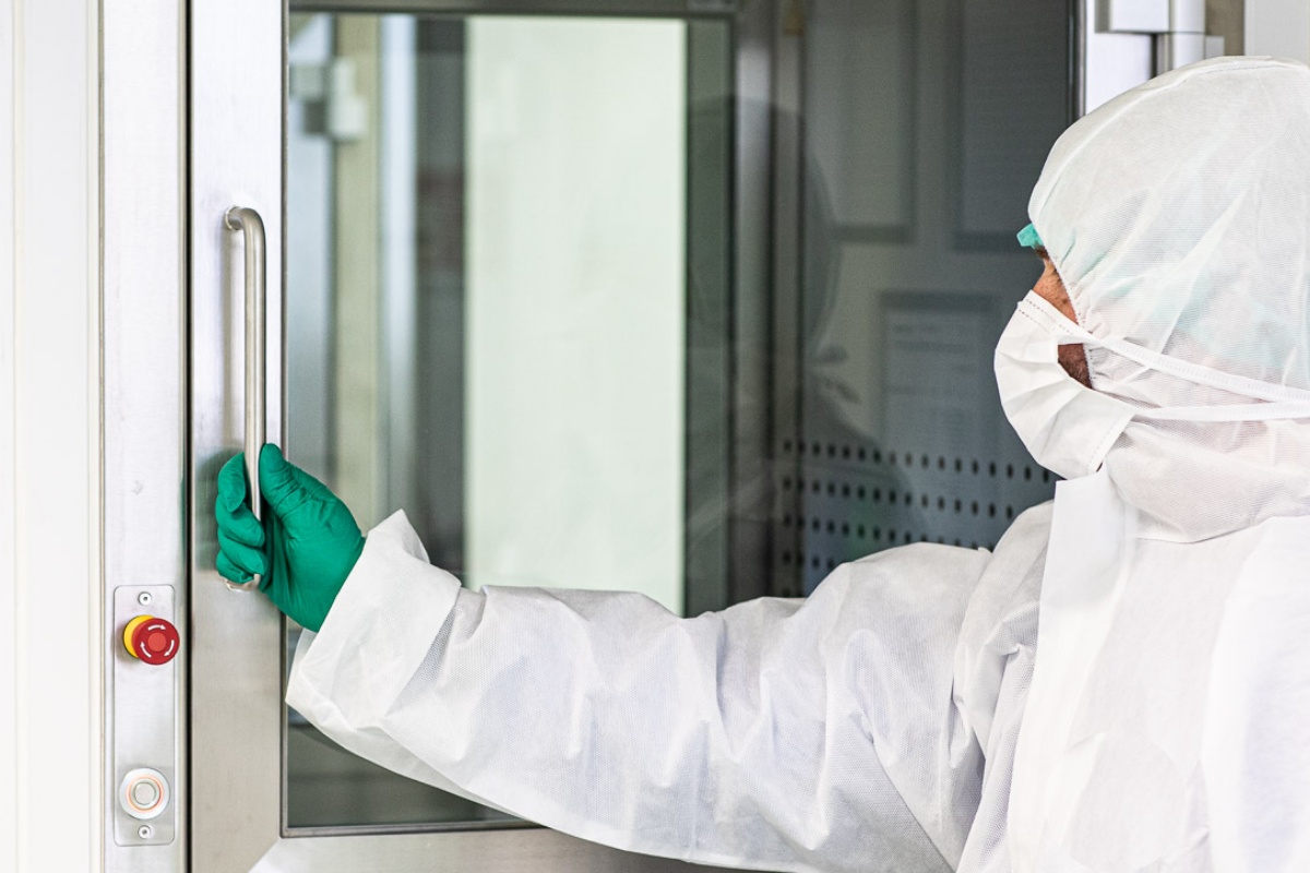 Technikus nyitja a laborat&oacute;riumi eszk&ouml;z ajtaj&aacute;t